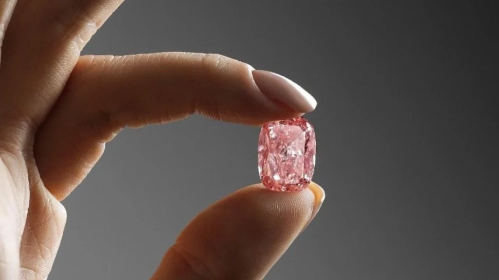 Σε δημοπρασία σπάνιο ροζ διαμάντι 11, 15 καρατίων για 21 εκατ. δολάρια