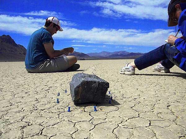 Στην κοιλάδα του Death Valley οι βράχοι κινούνται από μόνοι τους! (φωτο)