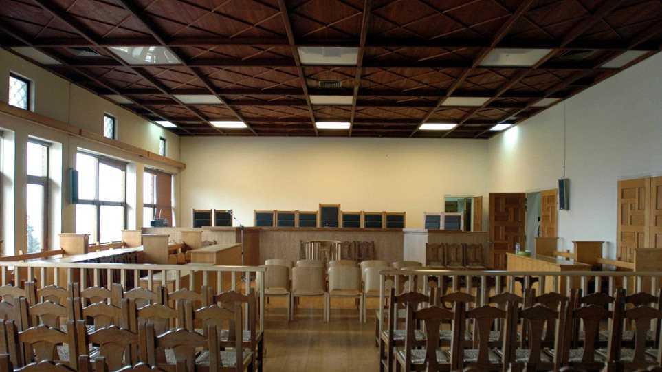 Βόλος: Γυναίκα έχει εμμονή με την γειτόνισσά της – Της αφήνει σημειώματα και την παρακολουθεί συνεχώς