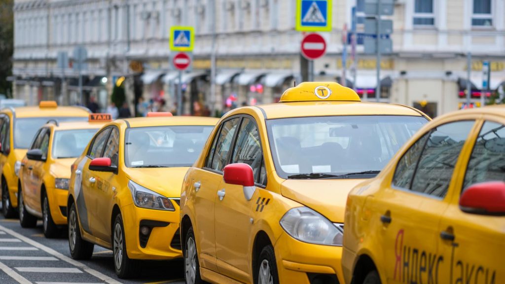 Ρωσία: Χάκερ κάλεσαν δεκάδες ταξί στο ίδιο σημείο – Κυκλοφοριακό χάος σε λεωφόρο με 10 λωρίδες (βίντεο)