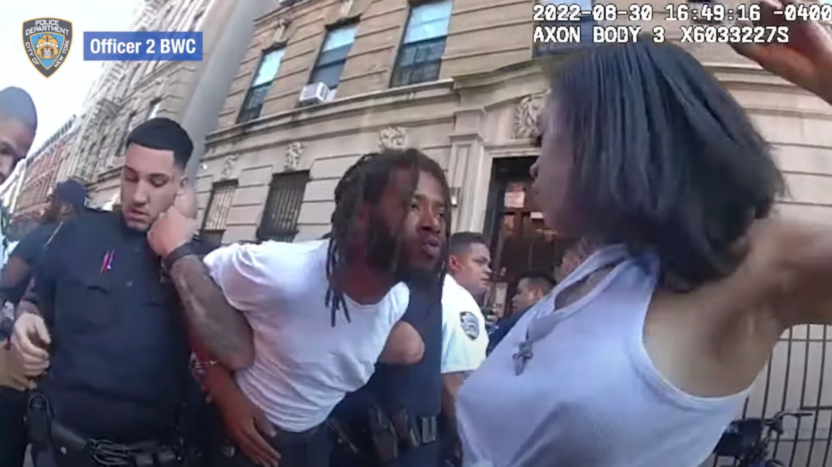 Νέα Υόρκη: Η αστυνομία έδωσε στη δημοσιότητα βίντεο του αξιωματικού που «ξάπλωσε» με γροθιά μια 19χρονη