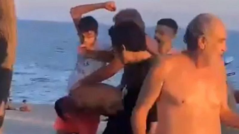 Τουρκία: Άγριο ξύλο σε αλλοδαπούς που βιντεοσκοπούσαν κορίτσια στην παραλία (βίντεο)