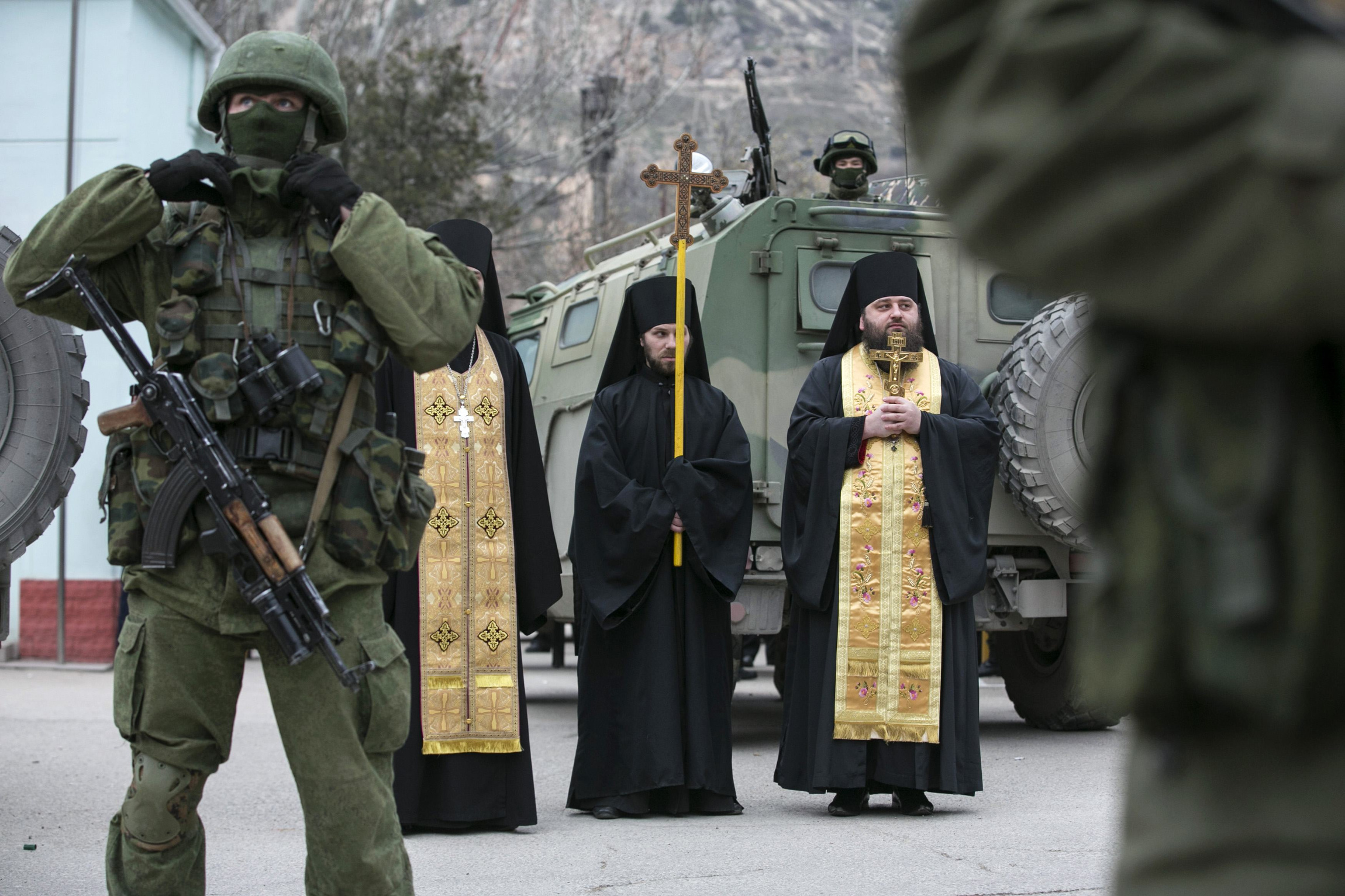 Ορθόδοξοι ιερείς ευλογούν τους Ρώσους καταδρομείς λίγο πριν κυνηγήσουν Ουκρανούς νεοναζί (βίντεο)