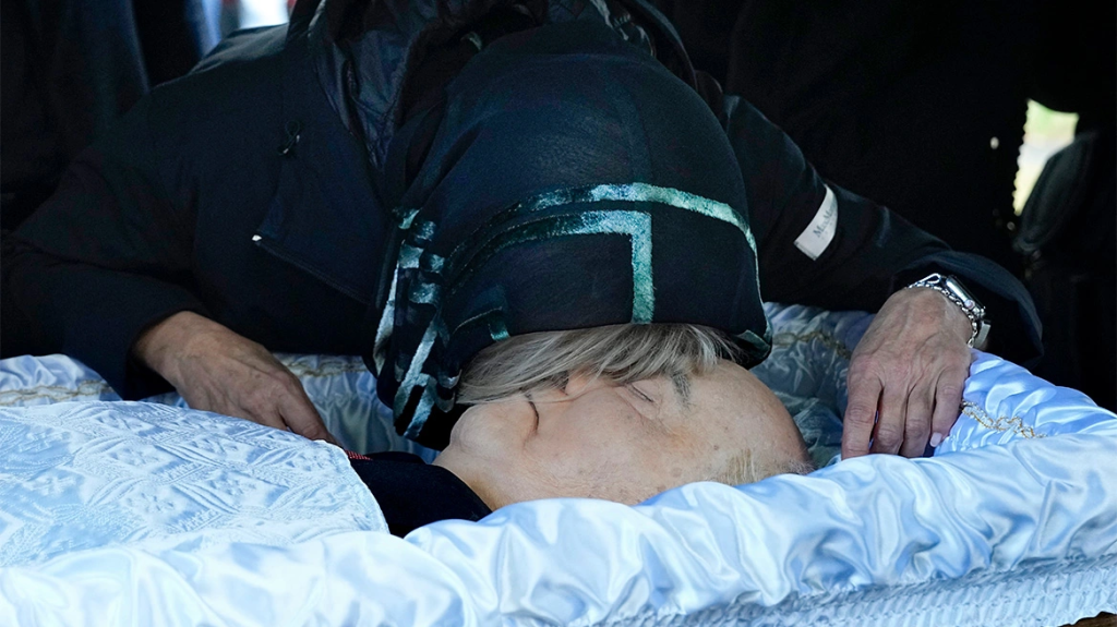 Η τελευταία αγκαλιά της κόρης του Μ.Γκορμπατσόφ πάνω από το ανοιχτό φέρετρο