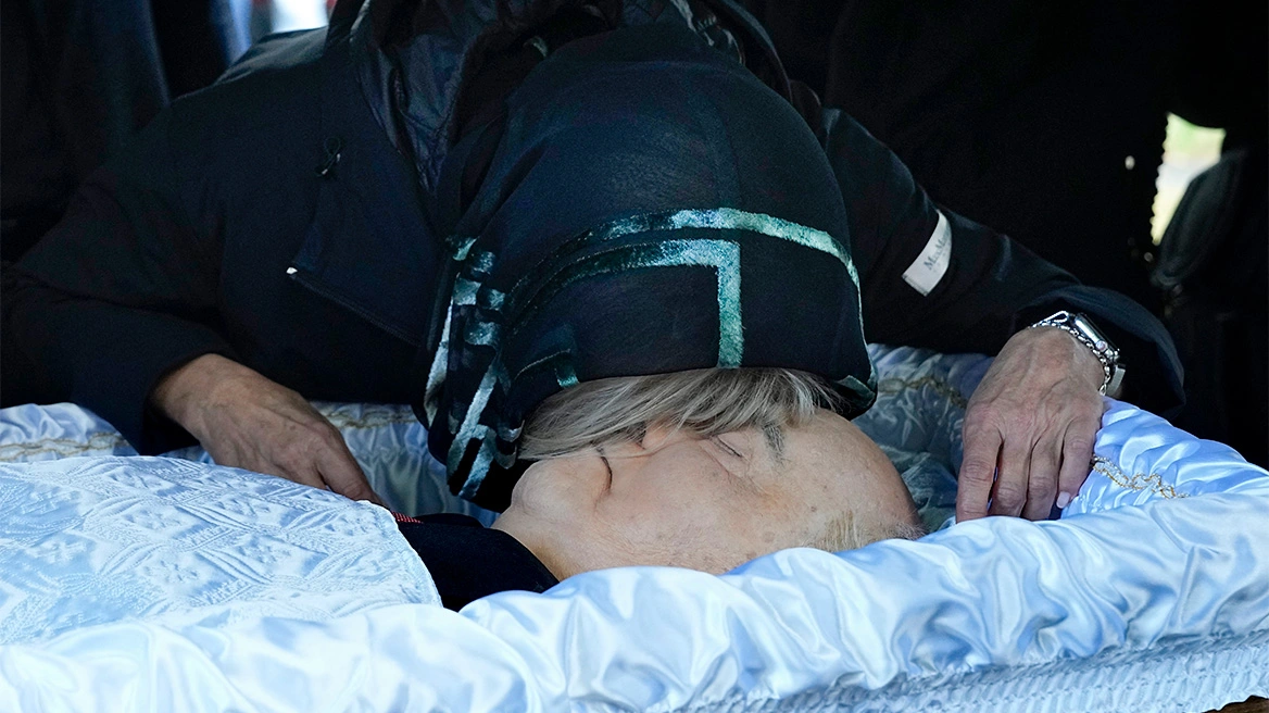 Η τελευταία αγκαλιά της κόρης του Μ.Γκορμπατσόφ πάνω από το ανοιχτό φέρετρο