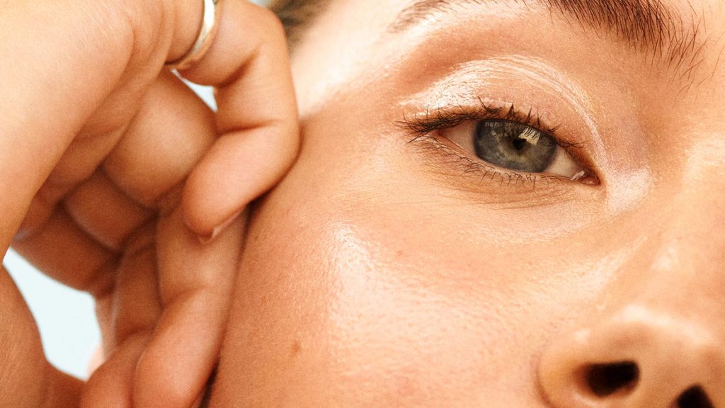 Μήπως η μεριά που κοιμάσαι επηρεάζει αρνητικά την επιδερμίδα σου;