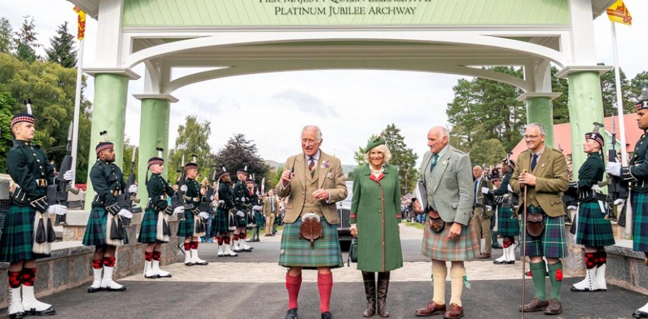 Ο πρίγκιπας Κάρολος εκπροσώπησε την βασίλισσα Ελισάβετ στους Αγώνες των Χάιλαντς με σκωτσέζικη φούστα