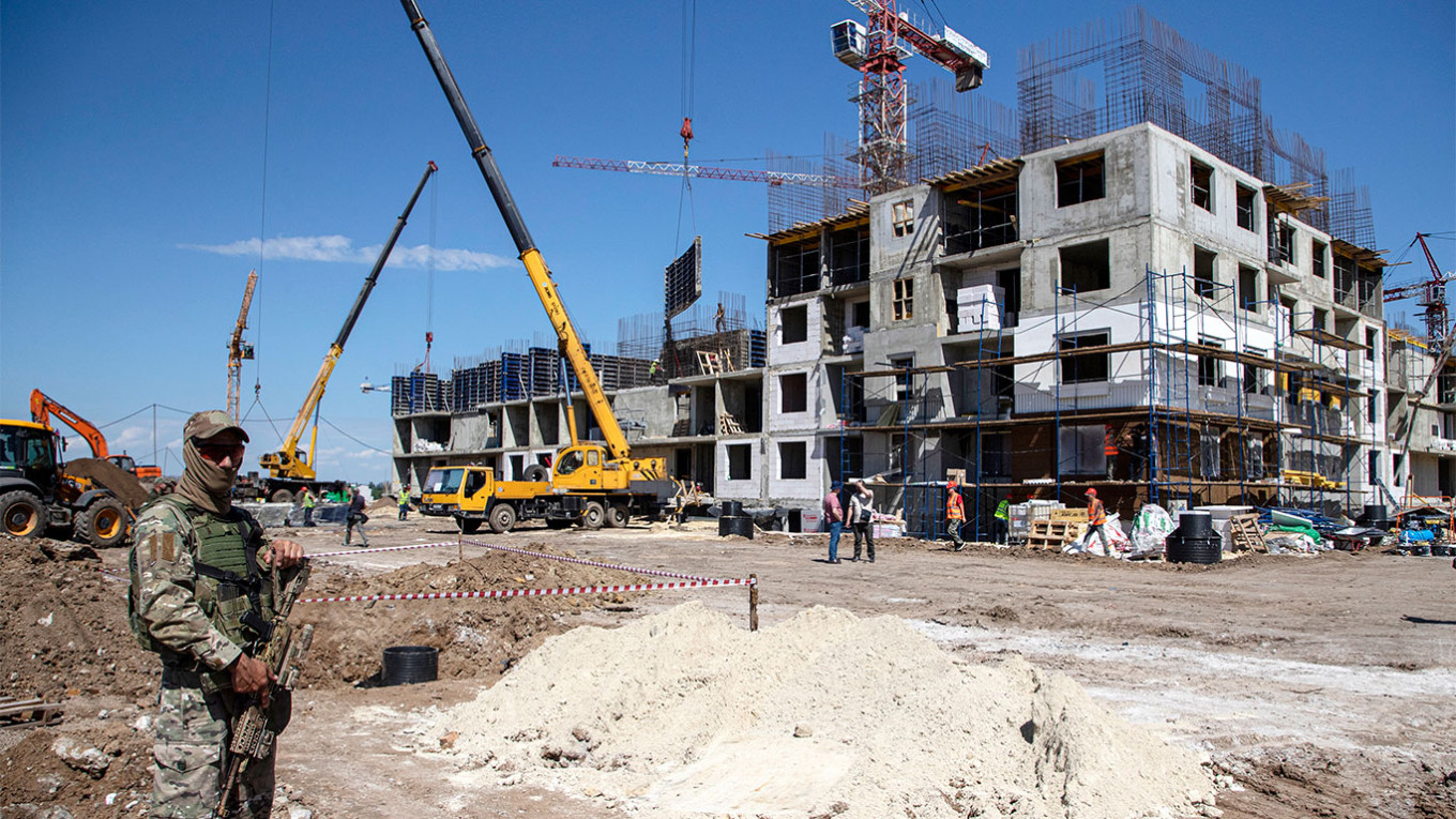 Η Μαριούπολη ξαναχτίζεται: Συνεχείς παραδόσεις νέων πολυκατοικιών (φωτό)