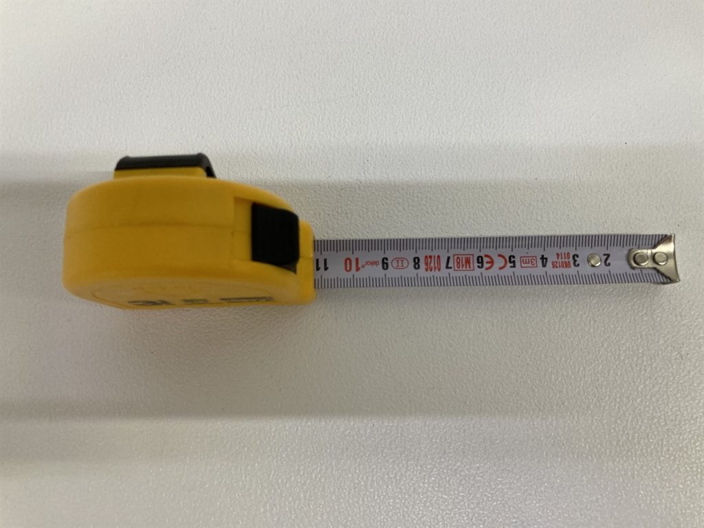 Η περιττή πληροφορία της ημέρας: Γιατί το μέτρο έχει τρύπα και δοντάκια στην άκρη;