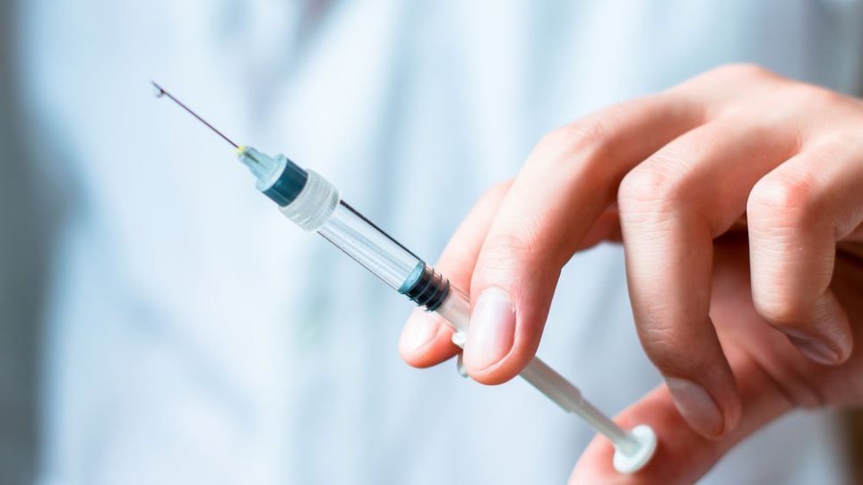 Η Βρετανία έδωσε το «πράσινο φως» για την ενισχυτική δόση του εμβολίου των Pfizer/BioNTech