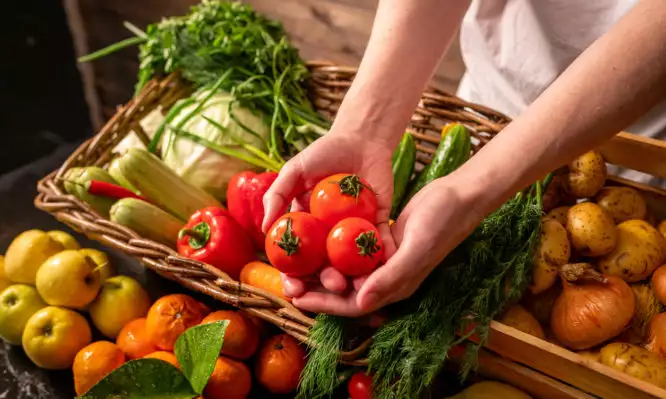 Θέλετε να απολυμάνετε φρούτα και λαχανικά από τα φυτοφάρμακα; Έτσι θα φτιάξετε διάλυμα μαγειρικής σόδας