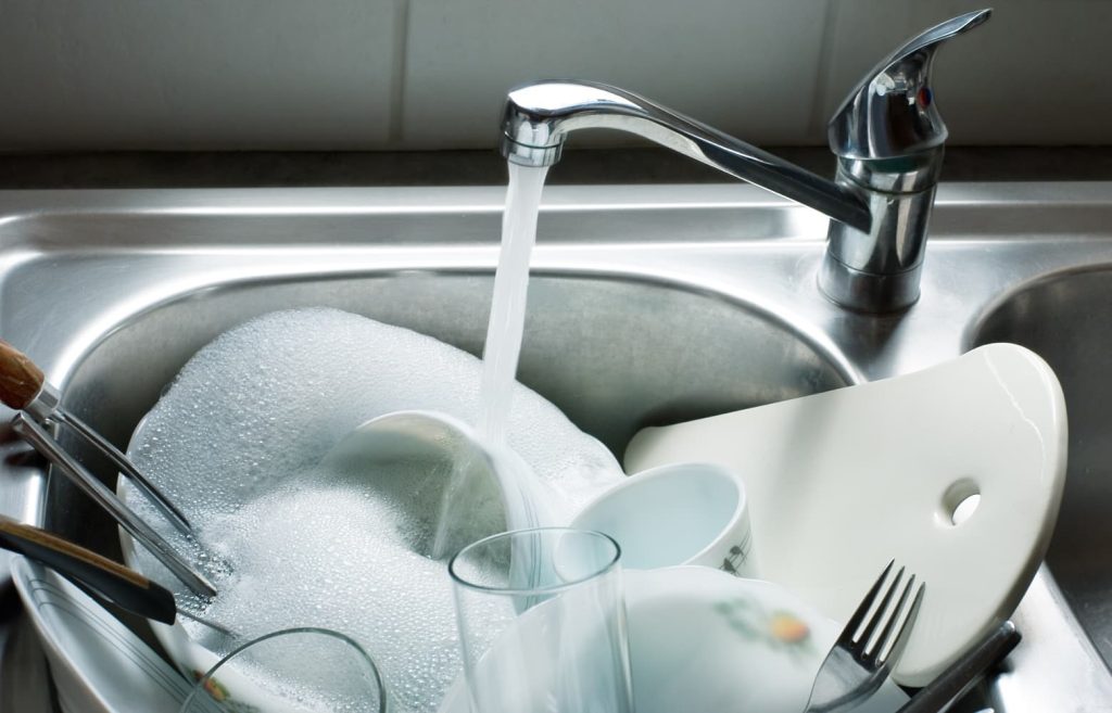 Τέσσερις συμβουλές που κάνουν εύκολο το πλύσιμο των πιάτων