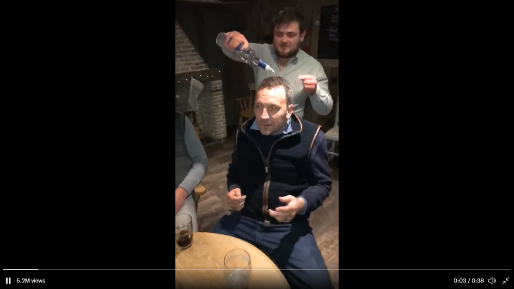 Επικίνδυνα παιχνίδια: Άνδρες «ποτίζουν» με βότκα τα κεφάλια τους και τους βάζουν φωτιά (βίντεο)