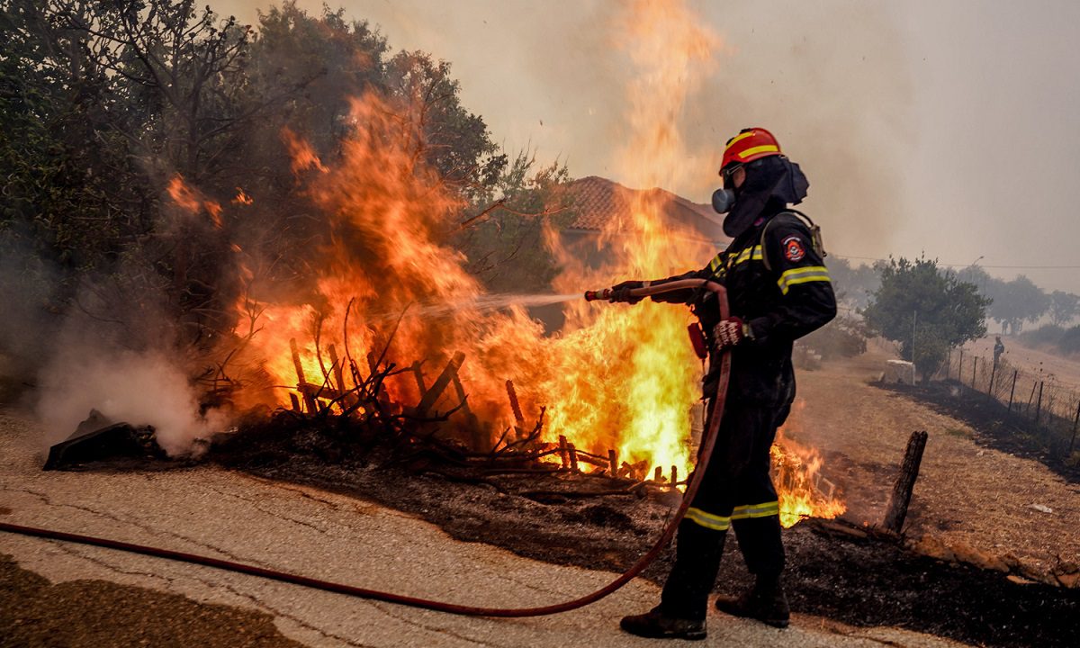 Λέσβος: Φωτιά σε χαμηλή βλάστηση στην περιοχή Πετσοφά Καλλονής (φώτο)