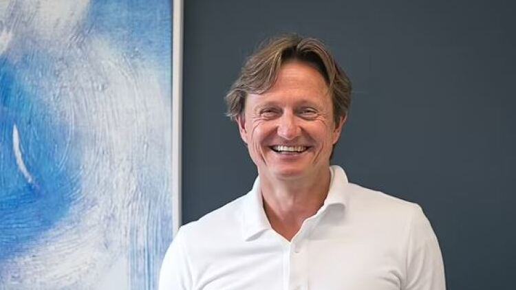 Βρετανός εκατομμυριούχος παράτησε τη σύζυγό του για Ουκρανή που φιλοξενούσαν σπίτι τους