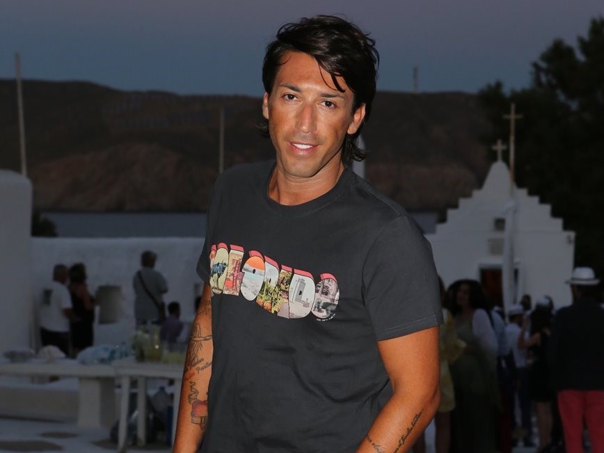 Τροχαίο για τον Κωνσταντίνο Εμμανουήλ: «Μόλις τράκαρα με ένα αυτοκίνητο – Έπεσα με τη μηχανή μου» (φωτό)