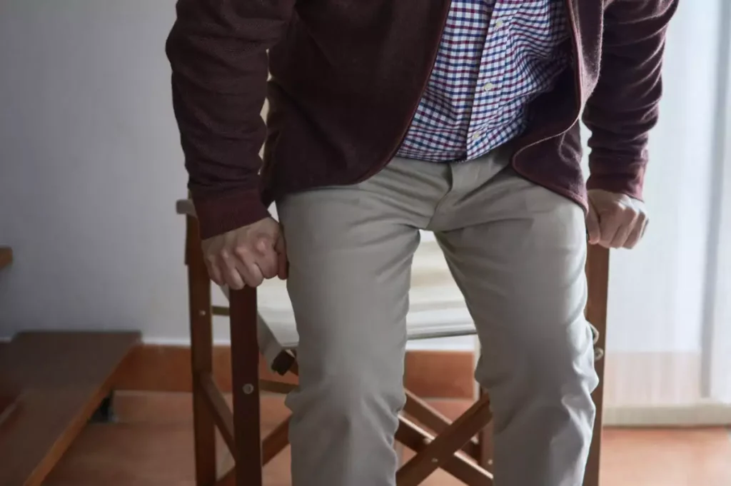 Τι σοβαρό μπορεί να υποδεικνύει το να δυσκολεύεστε να σηκωθείτε από καρέκλα ή καναπέ;