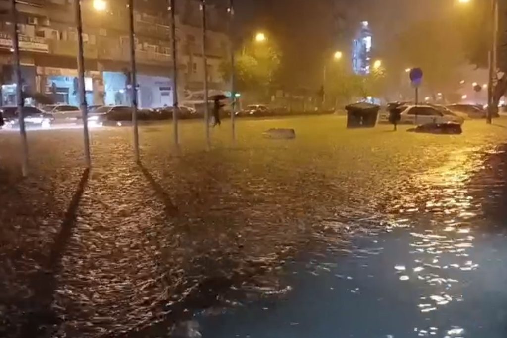 «Πνίγηκε» η Θεσσαλονίκη με τα πρωτοβρόχια: Μια πόλη στο έλεος του Θεού