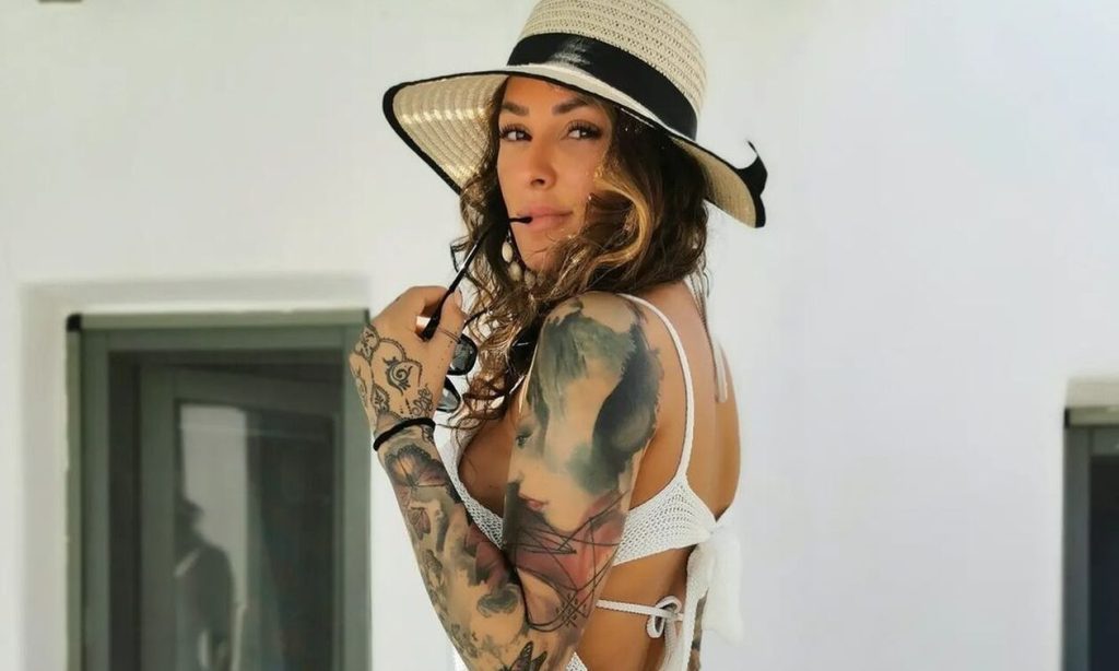 Ραμόνα Μοροσάνου: Ποζάρει αφήνοντας ελάχιστα στη φαντασία & «τρελαίνει» τους άνδρες (φώτο)