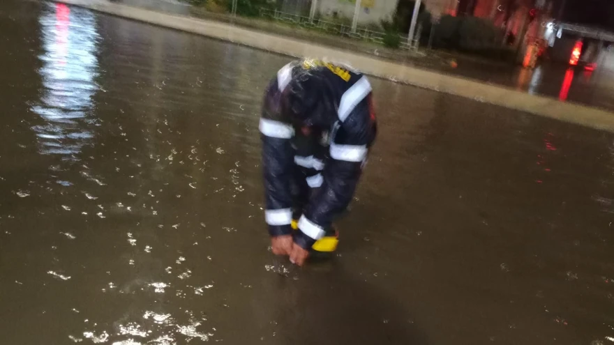 Καιρός: Δρόμοι ποτάμια λόγω ισχυρής νεροποντής και στον Βόλο