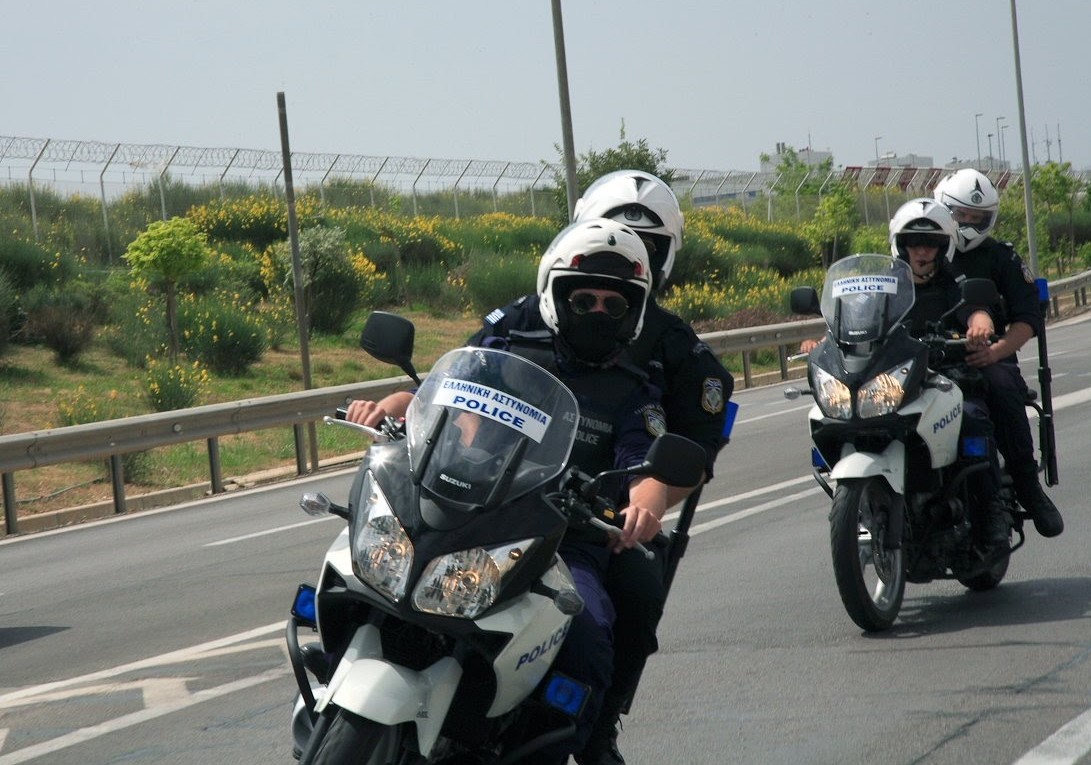 Σκηνές από αστυνομική ταινία: Καταδίωξη από Σέρρες μέχρι Θεσσαλονίκη – Όχημα εμβόλισε μοτοσυκλέτα της ΕΛΑΣ