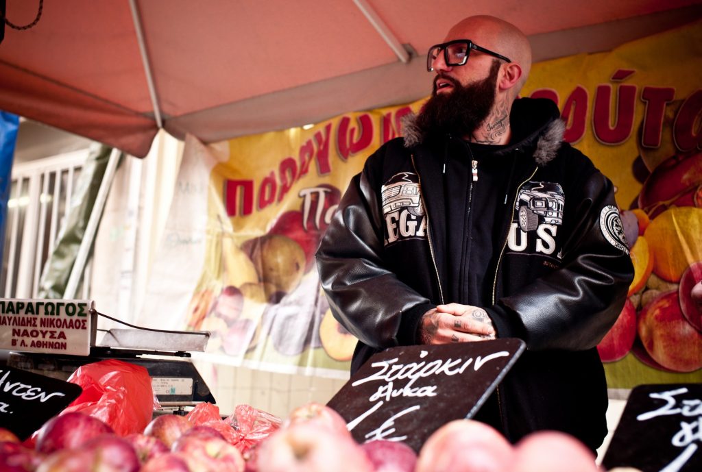 Ο ράπερ Ισορροπιστής μιλά για τον πάγκο που έχει στη λαϊκή: «Με κρατάει σε εγρήγορση»