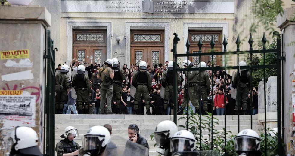 Απρεπείς συμπεριφορές για αστυνομικούς στελεχών των ΜΑΤ στη Θεσσαλονίκη (βίντεο)