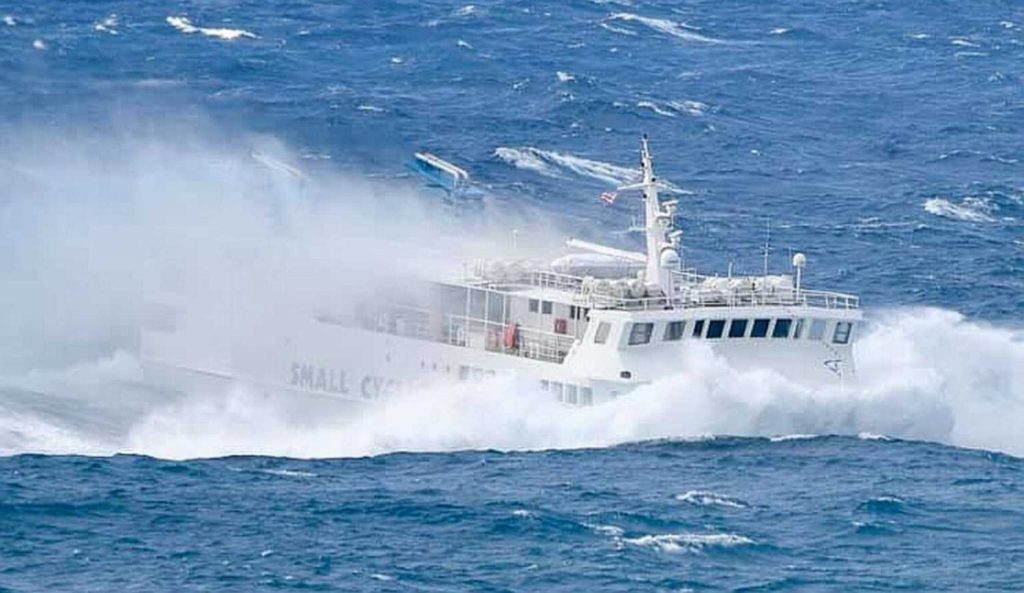 Καιρός: H «μάχη» του «Σκοπελίτη» με τους δυνατούς ανέμους (βίντεο)