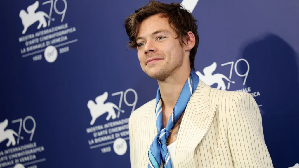 Harry Styles: Έφτυσε τον ηθοποιό Chris Pine στο Φεστιβάλ της Βενετίας και έγινε viral (βίντεο)