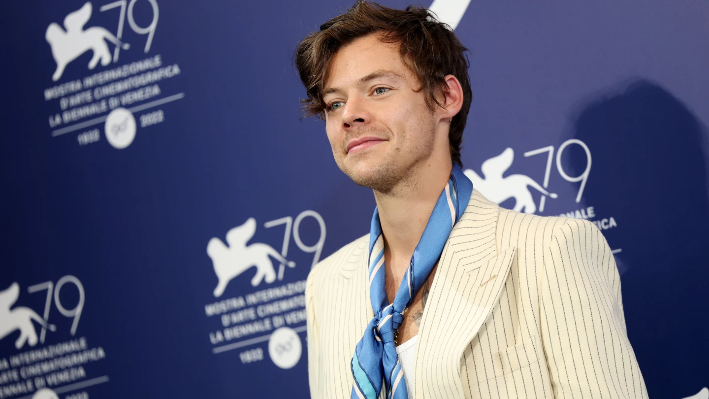 Harry Styles: Έφτυσε τον ηθοποιό Chris Pine στο Φεστιβάλ της Βενετίας και έγινε viral (βίντεο)