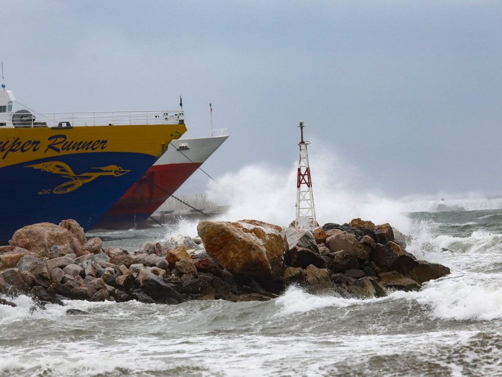 Μετ’ εμποδίων τα δρομολόγια των πλοίων λόγω των ισχυρών ανέμων – Ποια ακυρώθηκαν