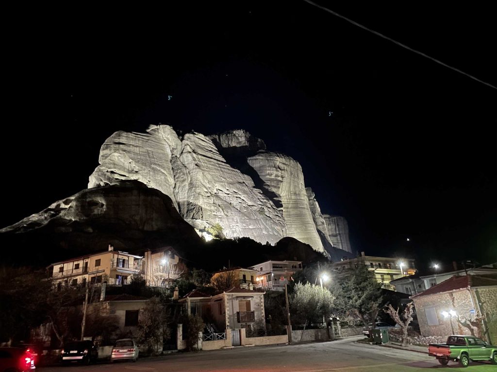 Σβήνουν τα φώτα στα Μετέωρα – Ξεκινούν τα μέτρα αντιμετώπισης της ενεργειακής κρίσης