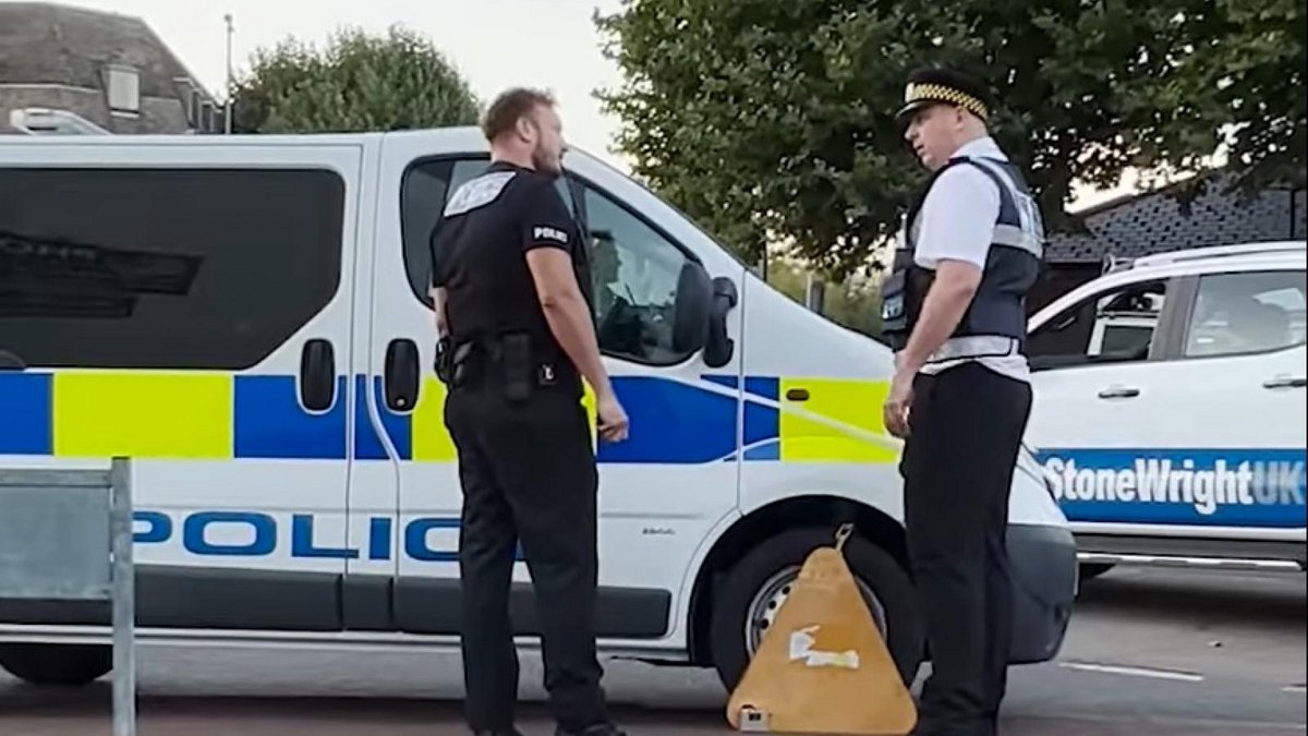 Βρετανία: Αστυνομικός «έκοψε» πρόστιμο σε συνάδελφο του και τσακώθηκαν μπροστά στον κόσμο (βίντεο)