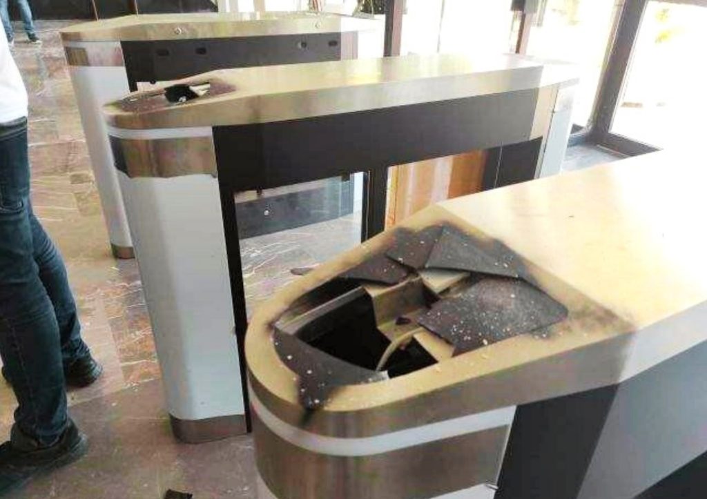 AΠΘ: Η ΕΛ.ΑΣ αναζητά τους δράστες που βανδάλισαν τα τουρνικέ (φώτο)