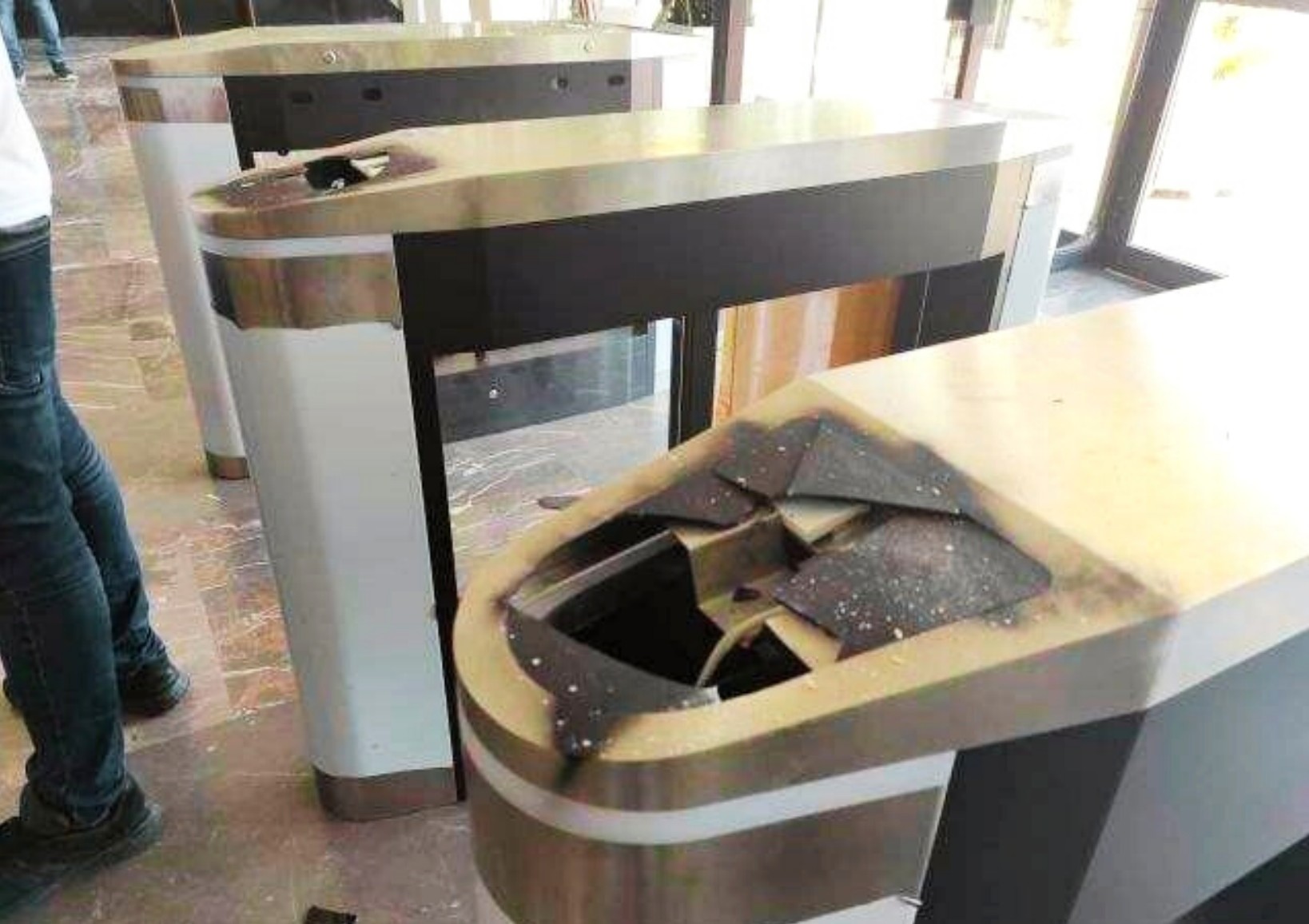 AΠΘ: Η ΕΛ.ΑΣ αναζητά τους δράστες που βανδάλισαν τα τουρνικέ (φώτο)