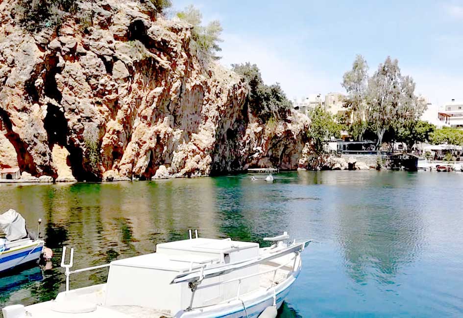 Κρήτη – Λίμνη του Αγίου Νικολάου: Τουρίστας πήδηξε στο νερό για να… σώσει τα λεφτά του! (βίντεο)