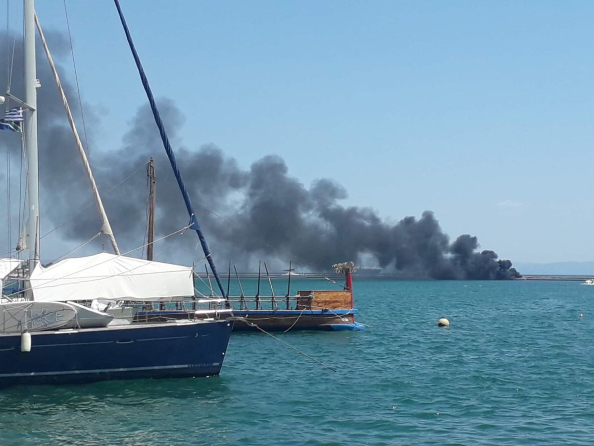 Κέρκυρα: Τυλίχτηκαν στις φλόγες 4 ιστιοπλοϊκά για άγνωστη αιτία – Επιχειρεί μεγάλη δύναμη της Πυροσβεστικής (upd)