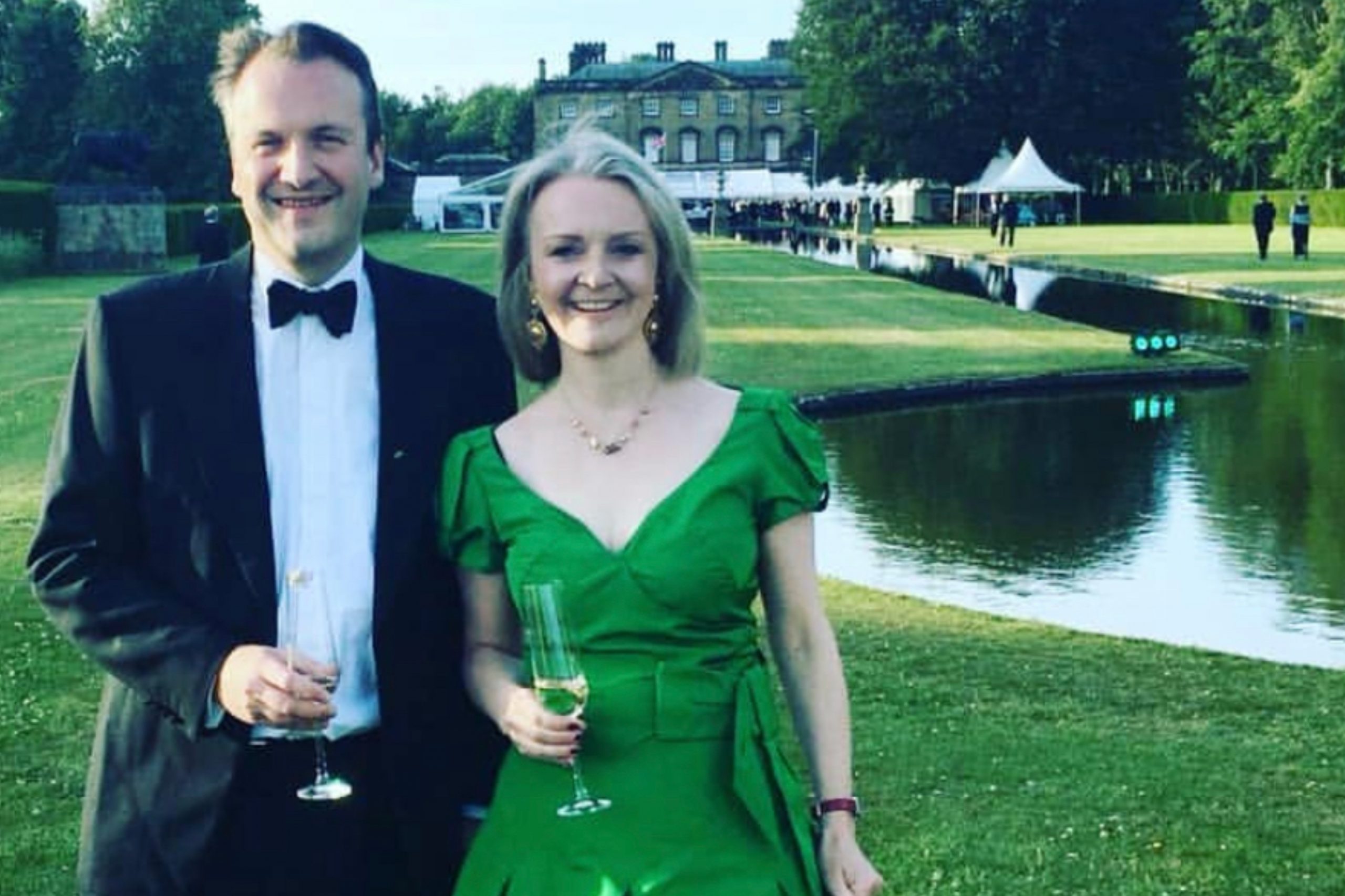 Λιζ Τρας: Η «άγνωστη» ζωή της νέας πρωθυπουργού της Βρετανίας – Ο άντρας της ζωής της & το… σκάνδαλο