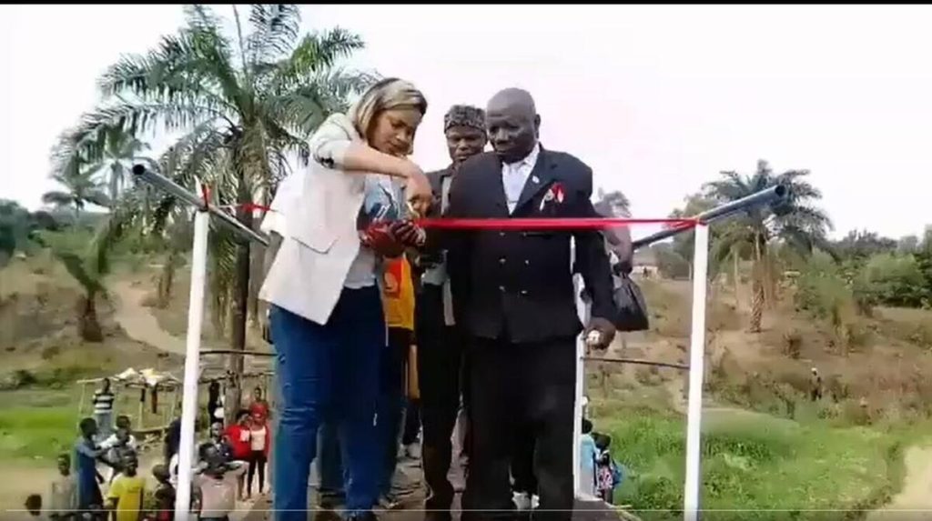 Κονγκό: Γέφυρα κατέρευσε ακριβώς την στιγμή που οι επίσημοι έκοψαν την κορδέλα των εγκαινίων! (βίντεο)