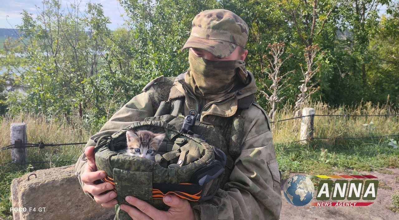 Ραγίζει καρδιές ο Ρώσος στρατιώτης που απομακρύνει γατάκια με κίνδυνο της ζωής του στο Ιζίουμ