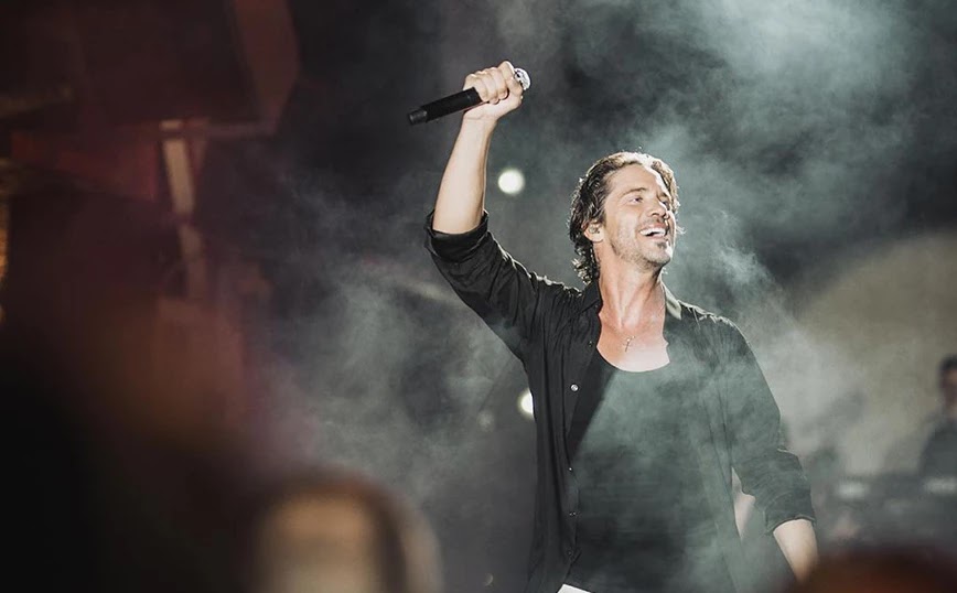 Συναυλία του Ν.Οικονομόπουλου στην Πάτρα: Ξέσπασε σε κλάματα – «Πάντα ονειρευόμουν να τραγουδάω» (βίντεο)