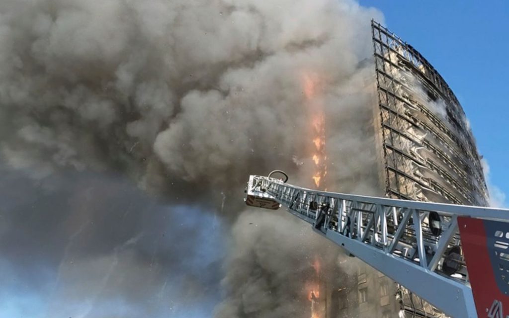 Μιλάνο: Μεγάλη πυρκαγιά καίει δίπλα σε αποθήκη με μεγάλη ποσότητα καυσίμων – Έξι τραυματίες