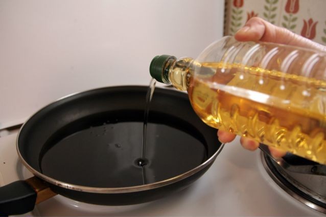 Βίντεο που δείχνει πως βάζουμε λάδι στα φαγητά με λάθος τρόπο έγινε viral (βίντεο)
