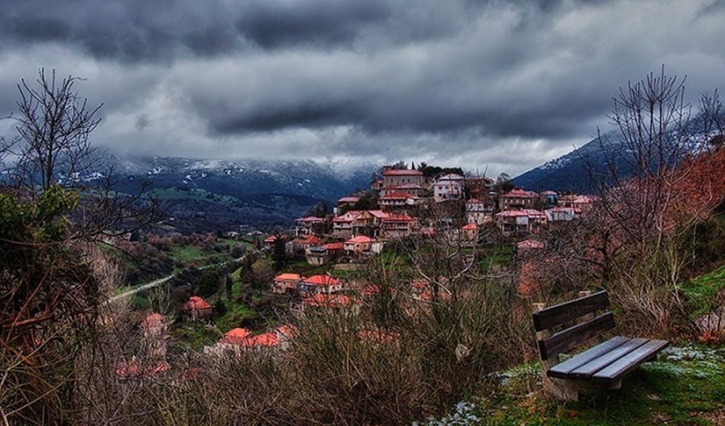 Oρεινή Αχαΐα: Το γραφικό χωριό των Καλαβρύτων με τα πυκνά ελατοδάση, τους μοναδικούς καταρράκτες και το μαγευτικό αλπικό τοπίο