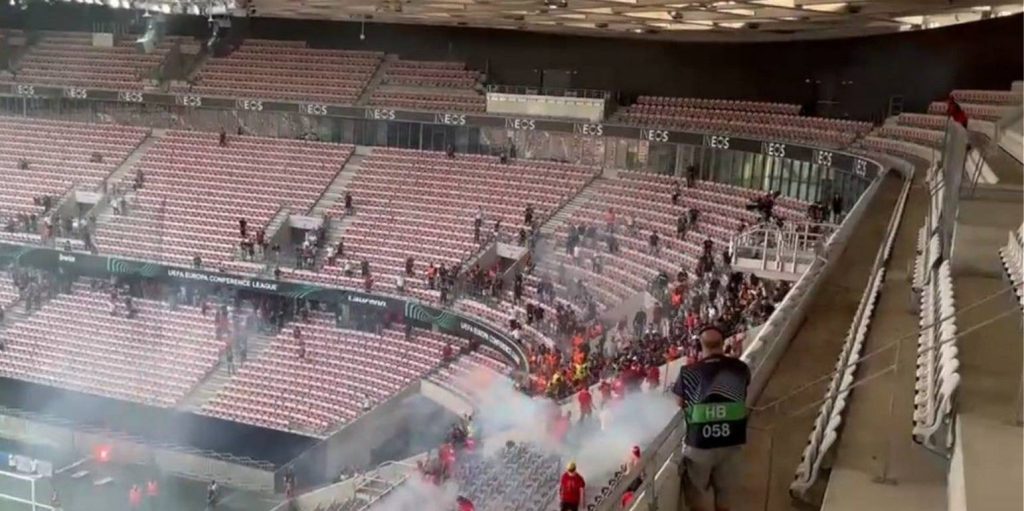 Conference League: Άγρια επεισόδια και αναβολή στο Νις – Κολωνία (φώτο)