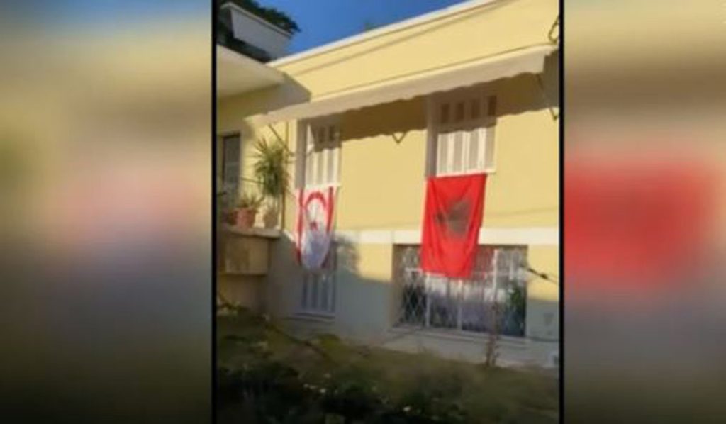 Σημαίες της Αλβανίας και του ψευδοκράτους κρεμάστηκαν σε σπίτι στου Παπάγου!