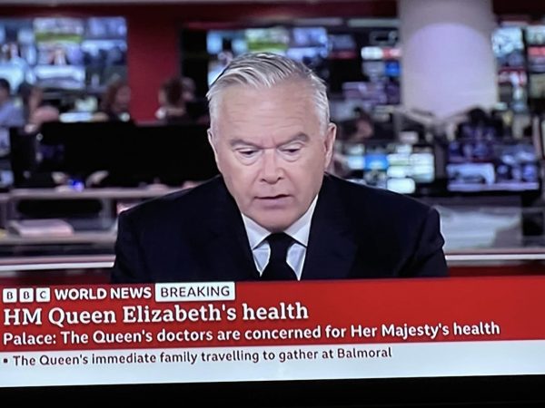 Βασίλισσα Ελισάβετ: Το BBC αναστέλλει το κανονικό του πρόγραμμα – Ντυμένος πένθιμα ο παρουσιαστής