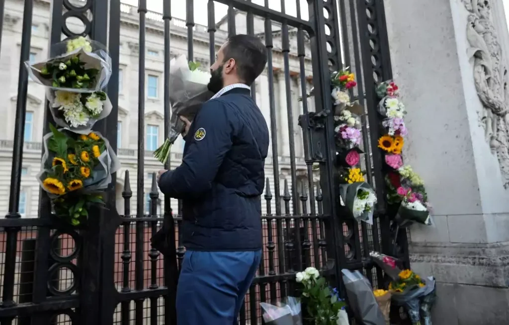 Ελισάβετ: Χιλιάδες Λονδρέζοι και τουρίστες αφήνουν λουλούδια στα Ανάκτορα του Μπάκιγχαμ
