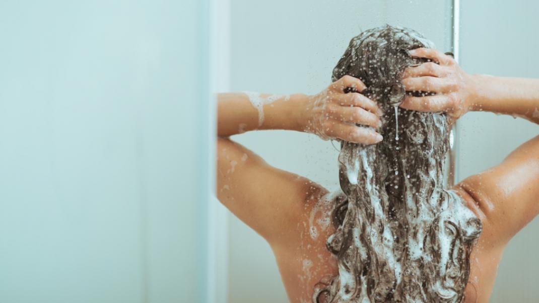 Νομίζατε πως το κάνατε σωστά; – Κομμώτρια TikToker δείχνει πως να λούζεστε σωστά