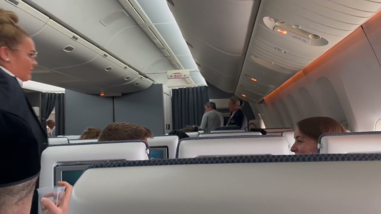 H στιγμή που πιλότος αεροσκάφους της British Airways ανακοίνωσε τον θάνατο της βασίλισσας Ελισάβετ (βίντεο)